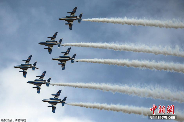 日本海上自卫队在相模湾举行阅舰式