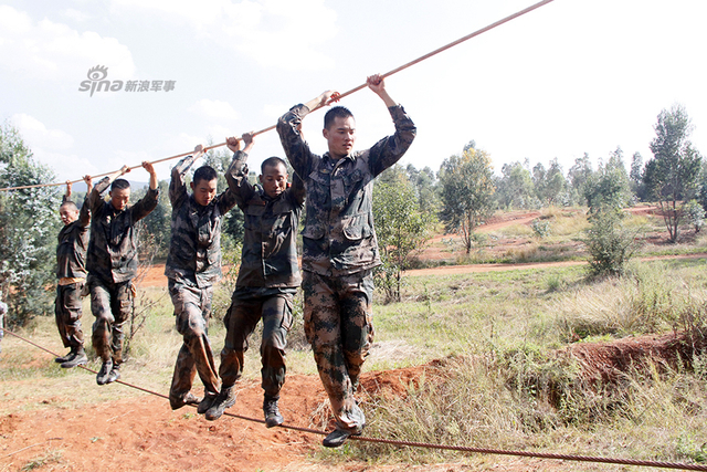 穿越平衡绳索训练