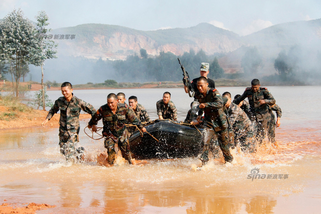 参训官兵共同完成操舟训练