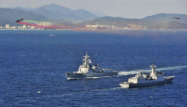韩国海军举行盛大阅舰式庆祝成立70周年