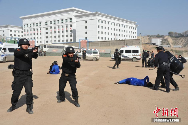 兰州多警种反恐“惊心动魄”假想敌乱舞大砍刀 