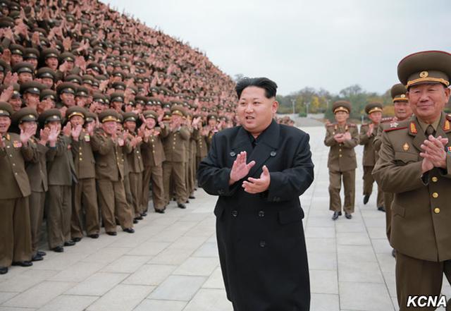 金正恩同教育工作者合影