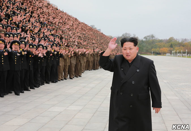 金正恩同人民军教育工作者合影