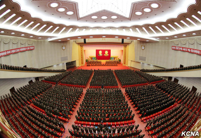 金正恩同人民军教育工作者合影