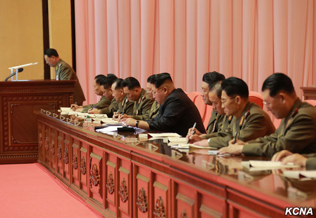 金正恩同人民军教育工作者合影