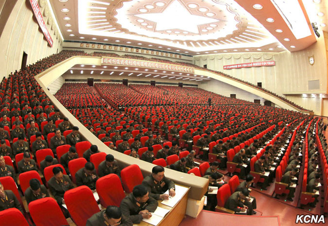 金正恩同人民军教育工作者合影