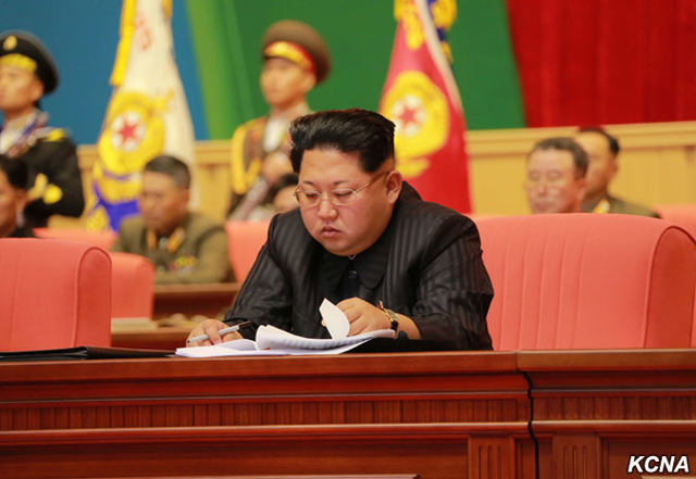 金正恩同人民军教育工作者合影