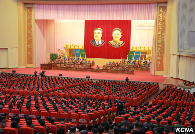 金正恩同人民军教育工作者合影