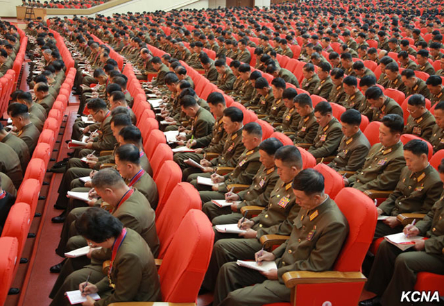 金正恩同人民军教育工作者合影