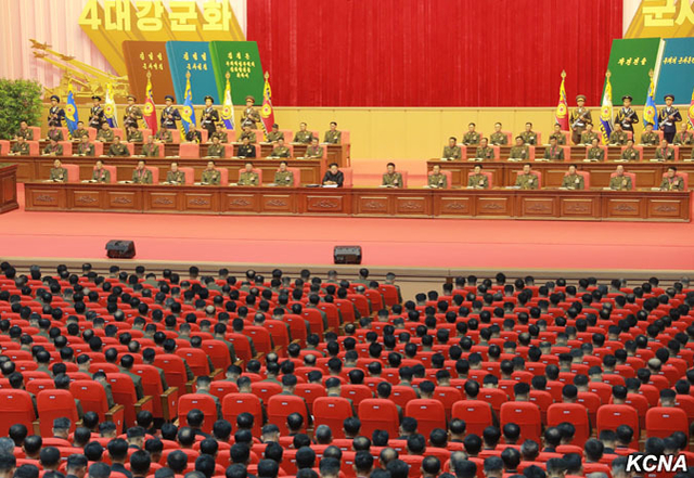 金正恩同人民军教育工作者合影