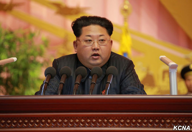 金正恩同人民军教育工作者合影