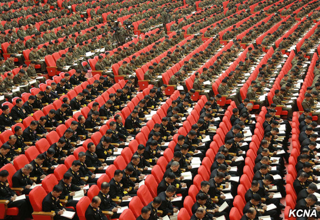 金正恩同人民军教育工作者合影