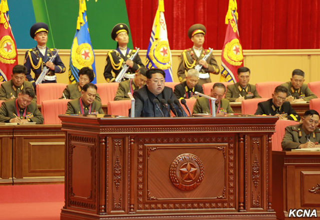 金正恩同人民军教育工作者合影