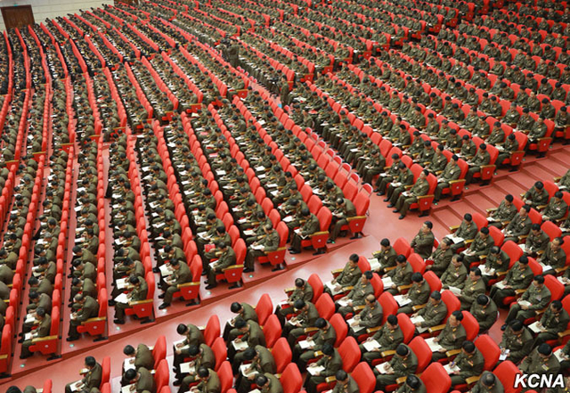 金正恩同人民军教育工作者合影