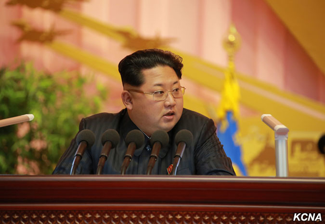 金正恩同人民军教育工作者合影