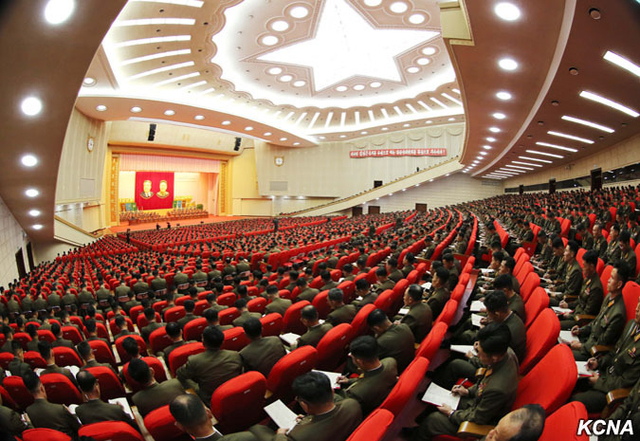 金正恩同人民军教育工作者合影