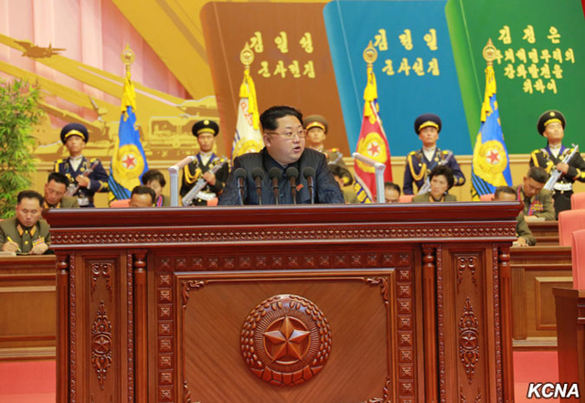 金正恩同人民军教育工作者合影