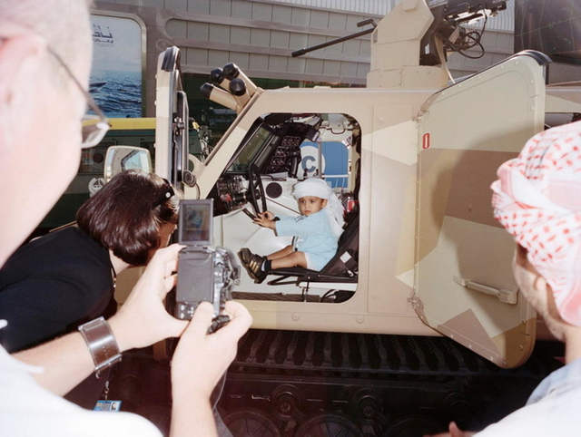 小朋友在战车驾驶室留影