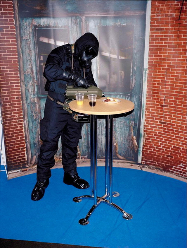 全副武装的模特演示高精度探测设备