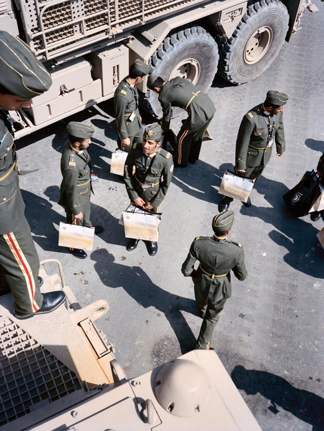 手提现场派发的礼包的士兵们