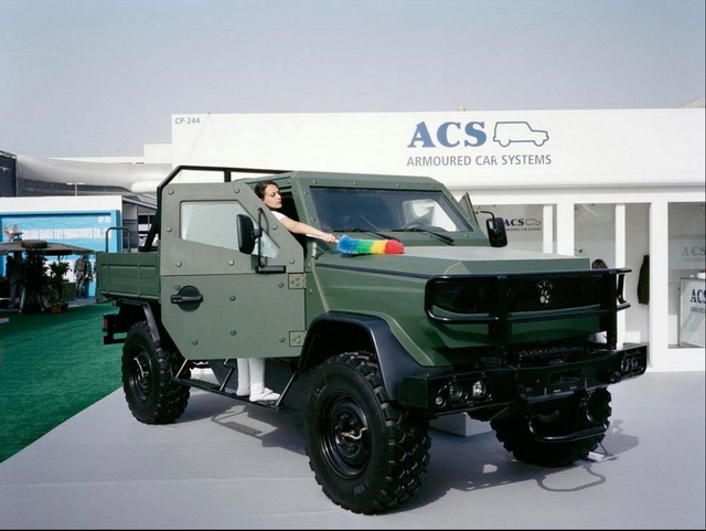 ACS装甲车辆系统公司模特正在给展品除尘