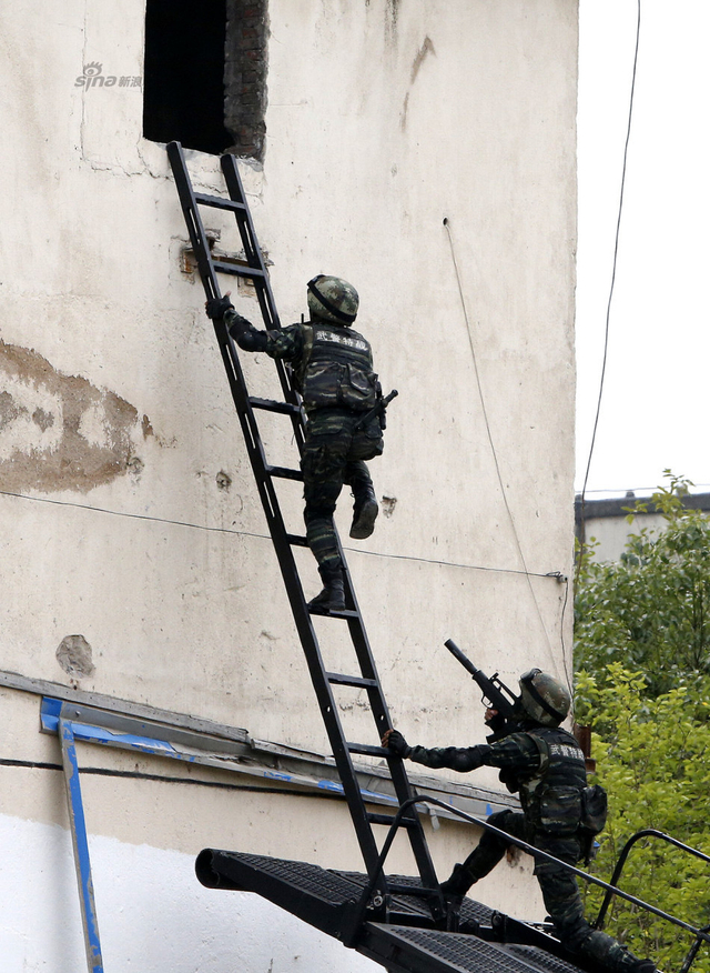 资料图：武警特战队员在“突发事件”现场强攻