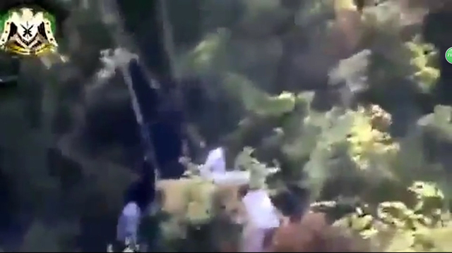 跳伞俄军飞行员降落伞挂在树上