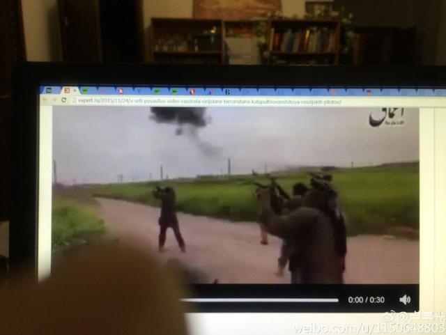 叙叛军向飞行员射击画面