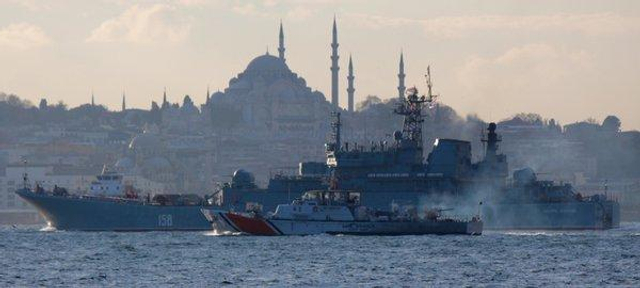 俄军舰高度警戒通过土耳其海峡 水兵举防空导弹