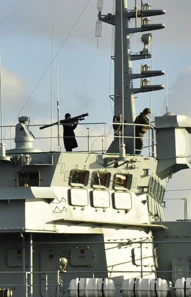 俄军舰高度警戒通过土耳其海峡 水兵举防空导弹