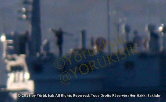 俄军舰高度警戒通过土耳其海峡 水兵举防空导弹