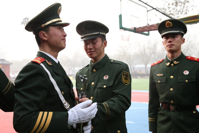 天安门国旗护卫队老兵退伍 5年老护旗手离队 