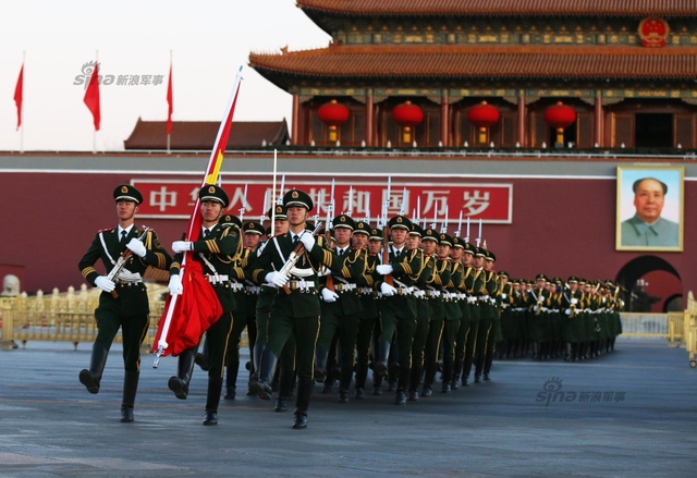 天安门国旗护卫队老兵退伍 5年老护旗手离队 