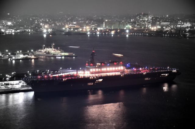 日本海上自卫队出云准航母夜景 舰上彩灯全开