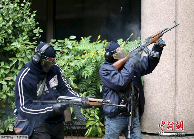 演习太真用AK-47猛扫