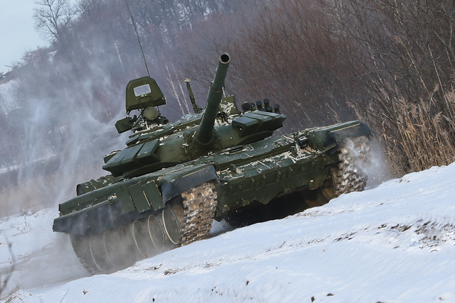 俄军冬训T-72B3耍威风