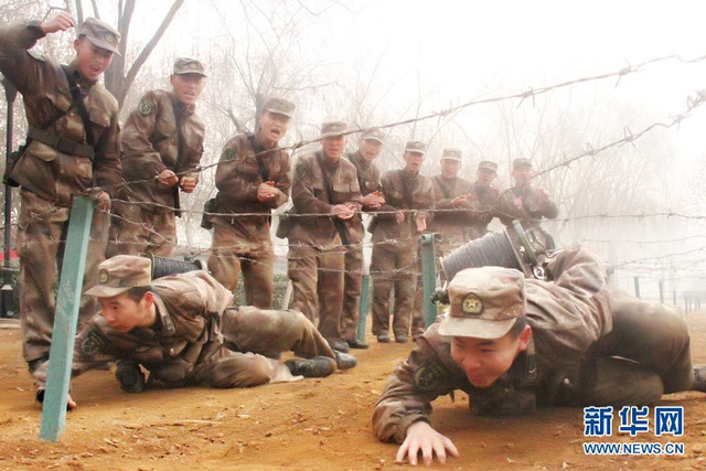 组织新老兵比武。李璐宇摄