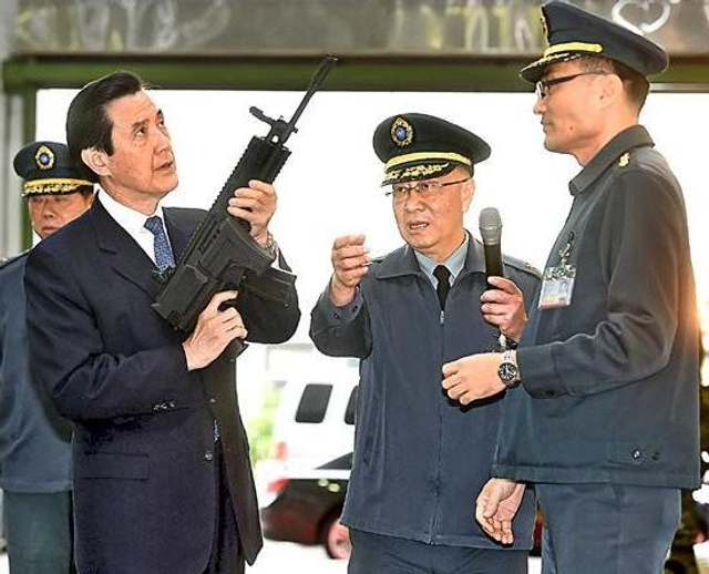 马英九看自产战车玩新枪
