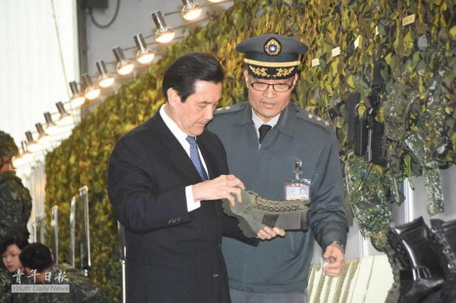 马英九试用新型单兵装具