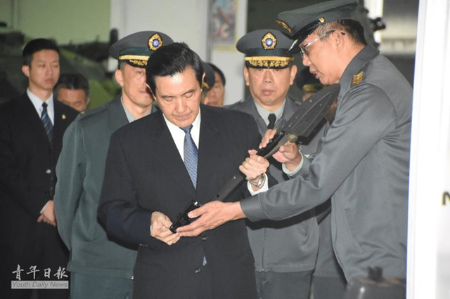 马英九试用新型单兵装具
