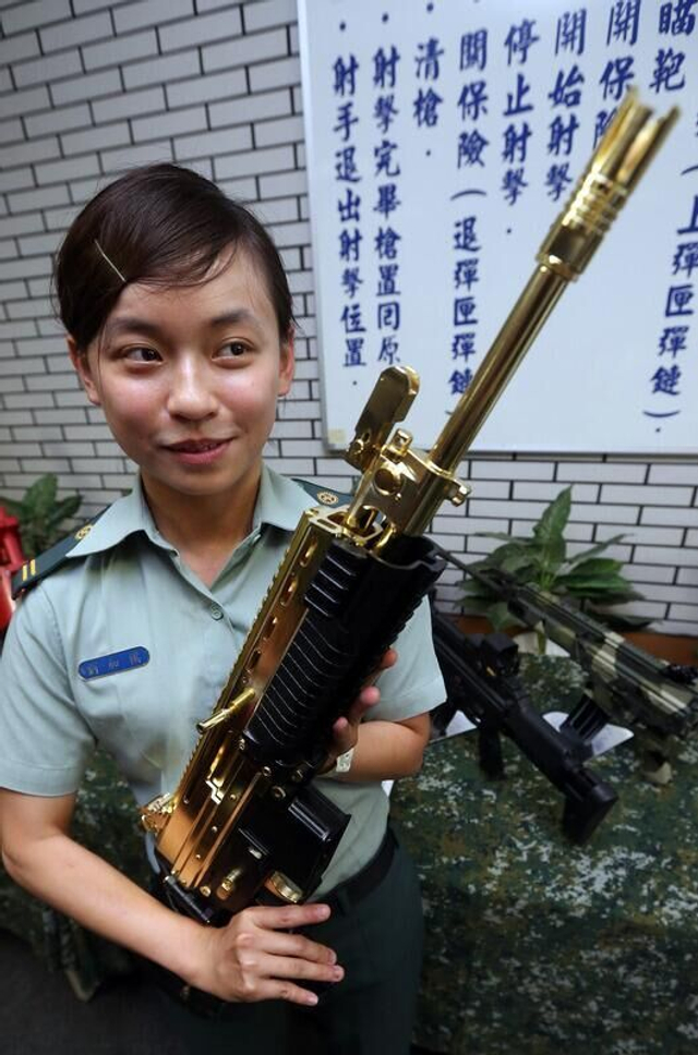 模特表情略显鬼畜