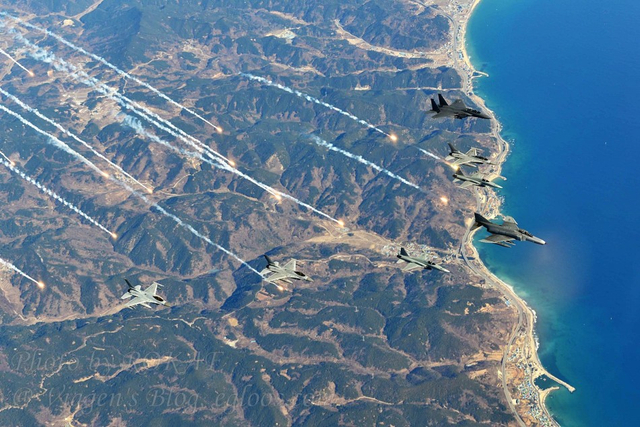 韩国空军多型主力机升空大练攻击敌方导弹基地