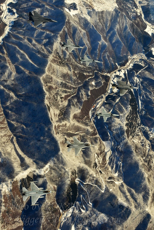 韩国空军多型主力机升空大练攻击敌方导弹基地