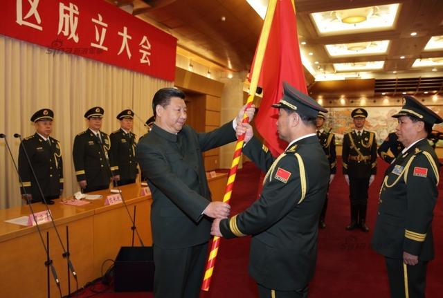习近平为新战区授予军旗
