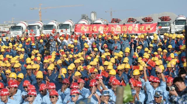 美济礁扩建者与官兵同乐