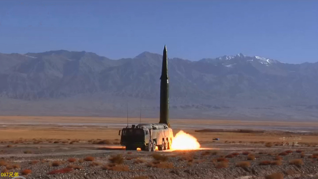 首见火箭军东风16使用子母弹攻击模拟机场猛图