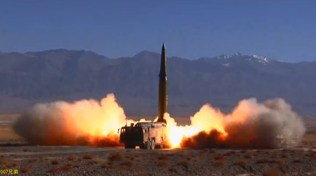 首见火箭军东风16使用子母弹攻击模拟机场猛图