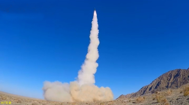 首见火箭军东风16使用子母弹攻击模拟机场猛图