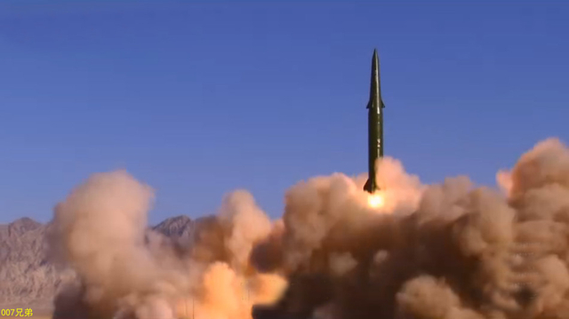 首见火箭军东风16使用子母弹攻击模拟机场猛图