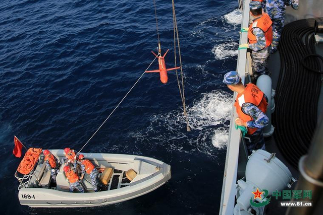 中国海军舰艇编队奔赴南海实弹演练